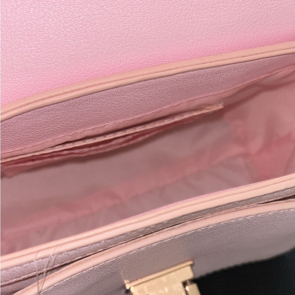Selling a pink purse. Has nice, roomy inside and rose gold accents.